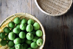 Trái mơ mua về dùng 1 tăm tre khều bỏ cuống trái mơ, sau đó đem rửa sạch với nhiều nước cho thật sạch bui và đất bám. Dùng khăn lau khô nước bám trên trái mơ.