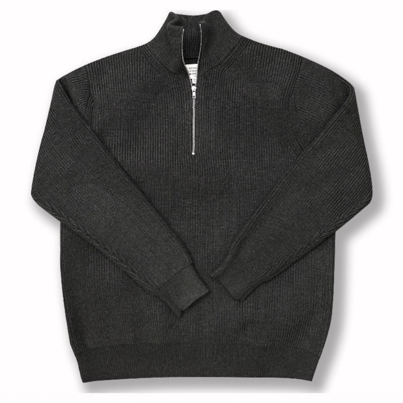 Stylish knitted sweater with zipper