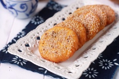 Làm nóng chảo. Chờ dầu thật sôi thì nhẹ nhàng thả chiếc bánh vào từ mép chảo. Chú ý cho dầu ngập bánh. Khi thấy mặt bánh vàng thì có thể vớt ra, đặt trên giấy thấm. Bánh nếp bí đỏ dùng nóng hay nguội đều ngon.