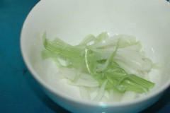 Hành lá dùng phần củ chẻ nhỏ, trụng qua bằng nước đun sôi rồi vớt ra ngay để hành được xanh.