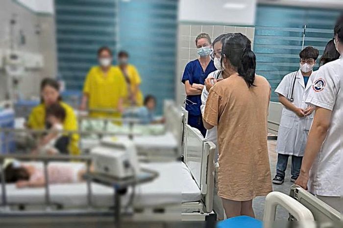 Bố mẹ hoảng loạn bế con 3 tuổi co giật cầu cứu, CSGT hành động kịp thời - Báo Sức Khỏe &amp; Đời Sống