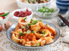 Cuối cùng trình bày mực ra đĩa, rắc lên chút hành lá để thêm phần đẹp mắt!