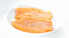 300gr ức gà cắt thành miếng dày khoảng 1.5 - 2cm, bản rộng, đem ướp với 1 ít muối tiêu mỗi mặt. Lăn từng miếng ức gà qua một lớp bột khô, tiếp theo lăn qua trứng và cuối cùng lăn lại một lớp bột khô.