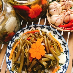 Rau muống ngâm chua giòn ngọt với những cọng rau muỗng giòn sần sật, vị mặn ngọt, chua thanh hấp dẫn. Đây hứa hẹn sẽ làm món ăn chống ngán hiệu quả cho cả nhà trong những bữa cơm gia đình nhé!