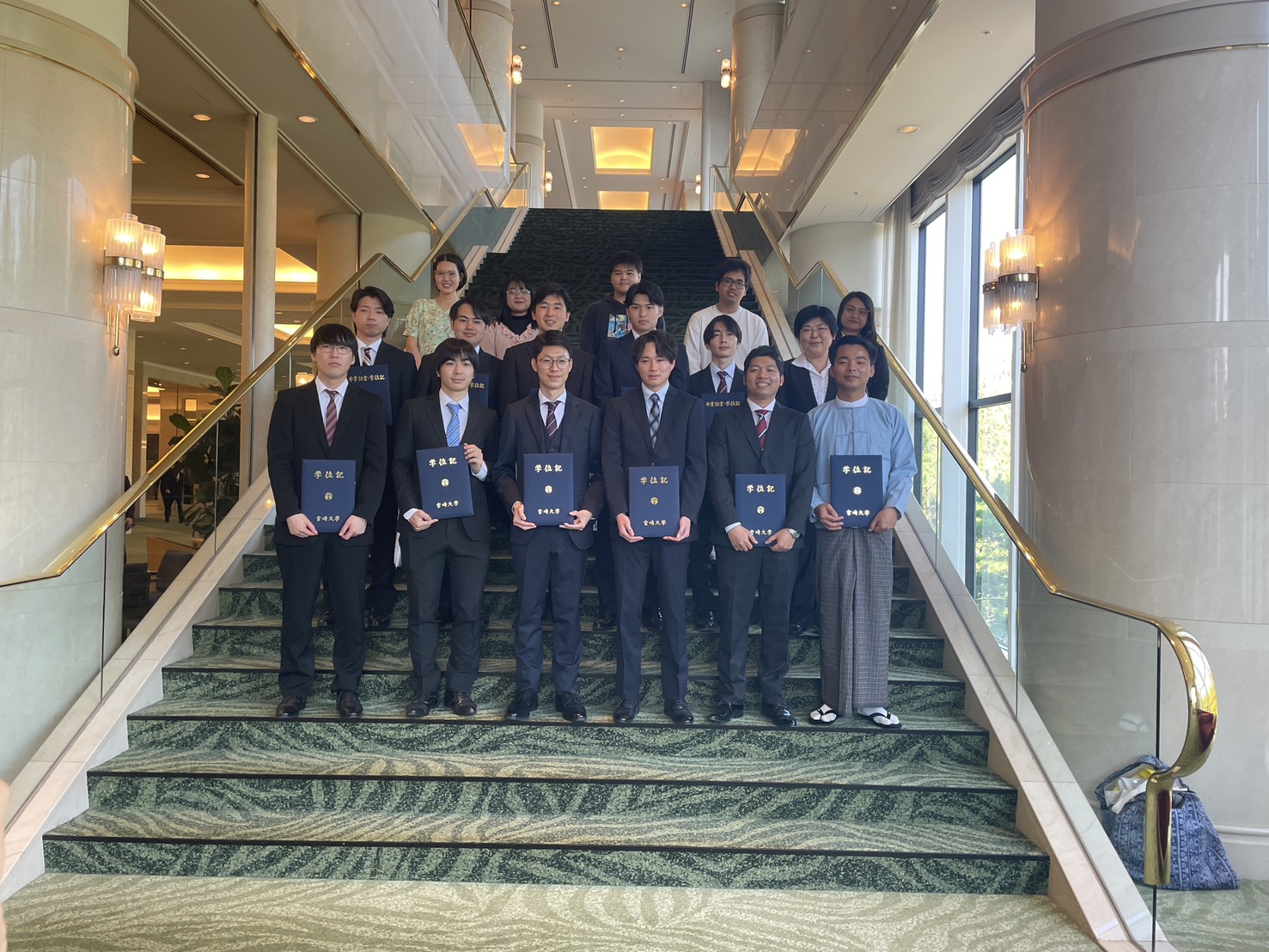 卒業式を迎えた研究室メンバーの皆さん、おめでとうございます