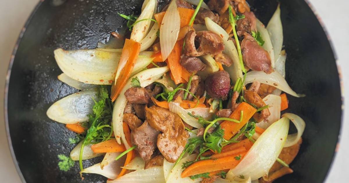 Lòng gà xào cà rốt hành tây