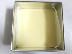 Đổ từ từ bơ đun chảy, 10ml sữa tươi không đường vào cùng hỗn hợp bột trứng và dùng spatula trộn đều. Đổ bột vào khuôn 20x20cm và nướng bánh trong 12 phút.