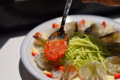 Pha nước tương và mù tạt để chấm tôm. Xoài xanh bào sợi, bày xoài, tôm ra dĩa, cho nước sốt lên trên và thưởng thức.