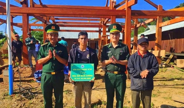 Tôi cần thêm thông tin về nội dung tin tức công nghệ gốc để có thể viết lại tiêu đề phù hợp. Bạn vui lòng cung cấp nội dung tin hoặc chủ đề cụ thể (ví dụ: về AI, điện thoại, bảo mật, startup...) để tôi giúp bạn.

Nếu bạn muốn một ví dụ minh họa, giả sử tin về công nghệ hỗ trợ cộng đồng, tiêu đề có thể là:

**Công nghệ nhân văn: Giải pháp số kết nối yêu thương trong mùa tri ân**