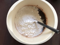 Trộn đều bột mì đa dụng cùng bột nở rồi rây vào hỗn hợp. Dùng nĩa hoặc vát trộn hỗn hợp thật đều. Hỗn hợp sẽ kết dính thành khối dẻo mịn.