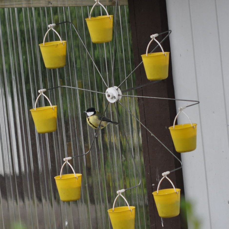 Vogel-Futterstation im Raddesign aus Eisen