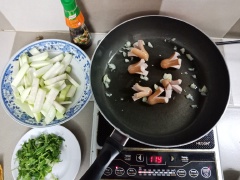 Làm nóng chảo với dầu, cho tỏi băm và xúc xích vào phi thơm cũng như xích xích chín xém vàng. Gắp xúc xích ra chén. Cho tiếp bầu vào xào, bầu chín tái nêm vào Xốt nêm đậm đà thịt heo Knorr + đường. Đảo đều.