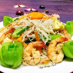Cho bún gạo ra dĩa kèm chén nước tương ớt (tuỳ thích). Xin mời bạn thưởng thức dĩa bún gạo xào hải sản nóng hôi hổi, bóc khói nghi ngút và thơm lừng cực kì kích thích vị giác của bạn. Với từng sợi bún gạo dai dai, mềm mềm xào cùng tôm và mực tươi ngon, ngọt thịt, thấm đậm gia vị nêm nếm, ăn với rau củ giòn sựt giúp tăng hương vị và giảm độ ngán. Những ngày nào cả nhà ngán cơm, bạn có thể làm ngay món bún gạo xào này để thay đổi chút khẩu vị nhé.