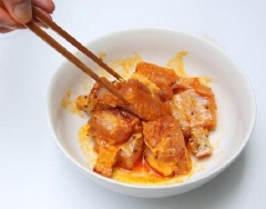 Sườn non rửa sạch, chặt khúc, ướp với 1 muỗng canh nước mắm, 1 muỗng cà phê tỏi băm, 1 muỗng canh nước màu, 1/2 muỗng cà phê muối, 1 muỗng cà phê hạt nêm, 1 muỗng canh đường trắng, 1/2 muỗng cà phê tiêu khoảng 10 phút cho ngấm gia vị.