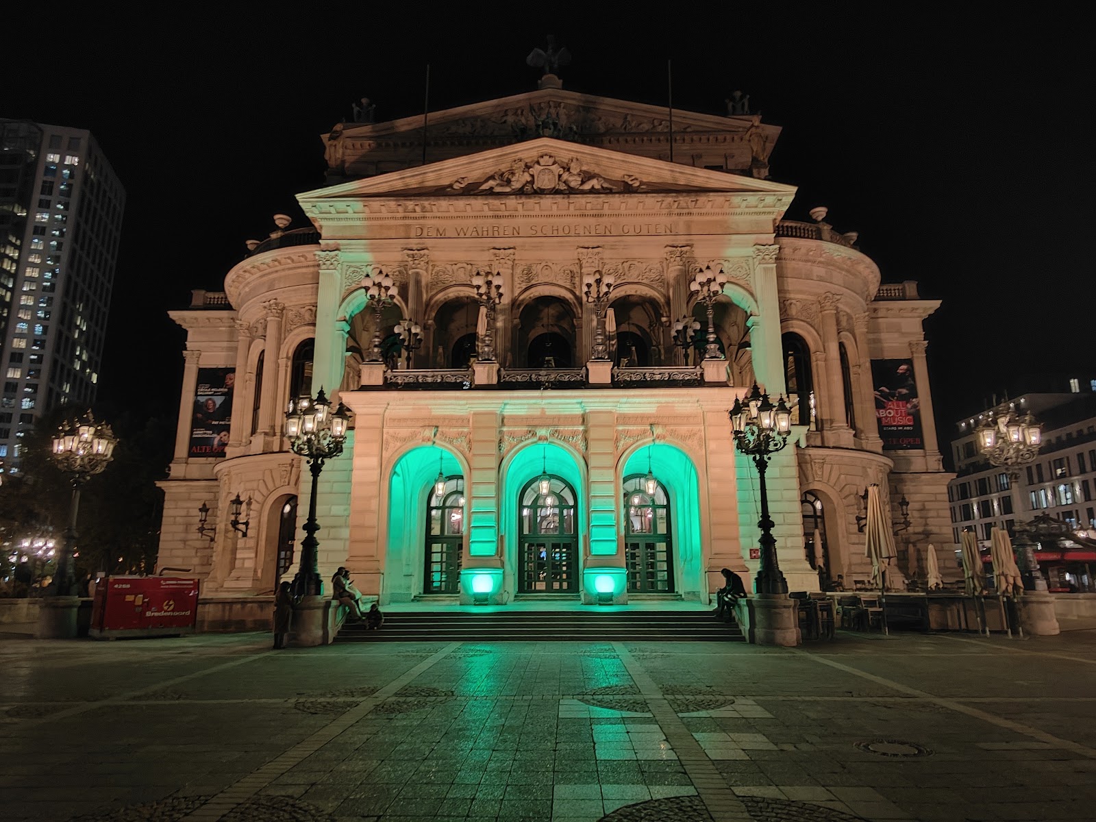 Alte Oper iluminada por la noche