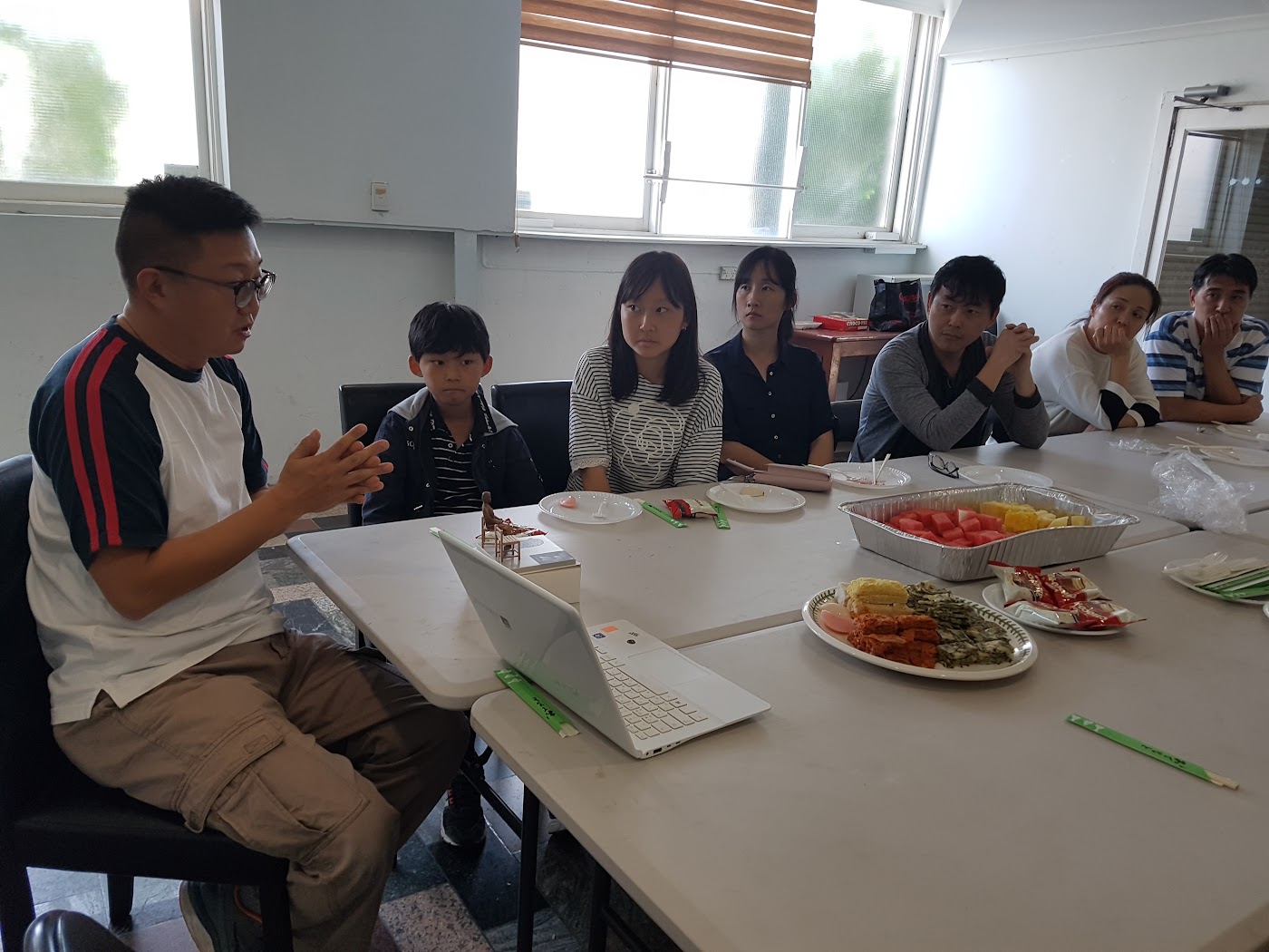 Alamanda K–9 College 학생과 가족을 대상으로 역사교육을 진행하는 모습