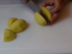 Khoai tây gọt vỏ, rửa sạch, cắt khúc. Hành lá rửa sạch, cắt nhỏ.
