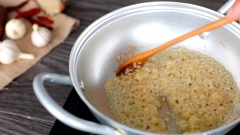 Để làm nước sốt cay cho hoành thánh bạn làm nóng chảo với 2 muỗng canh dầu ăn, cho 10gr tỏi băm vào phi thơm. Tiếp theo cho thêm 30gr mè trắng xay vào xào thơm rồi cho thêm các gia vị khác gồm 45gr đường, 30ml giấm, 30ml nước tương, 30ml dầu ớt, 15gr ớt sa tế và 5gr ớt bột, khuấy đều và đun sôi nước sốt. Để nước sốt sôi liu riu trên bếp 2 phút, nêm nếm hương vị cho vừa ăn rồi tắt bếp.