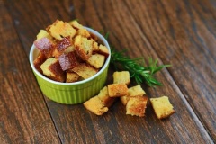 Bạn có thể cho muối vào bánh mì và lắc đề nếu muốn vị đậm đà hơn. Bánh mì chiên giòn là món ăn vặt cực kì ngon miệng đó nha, nếu bạn chưa thử thì thử ngay đi nhé.