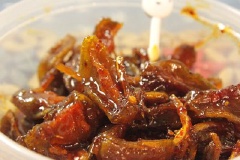 Đun đến khi nước đường chuyển màu vàng cánh gián, phần nước đường sệt lại tắt bếp, xếp cóc ra vỉ cho ráo, để khoảng 2 tiếng. Sau đó cho cóc vào lọ kín dùng dần.