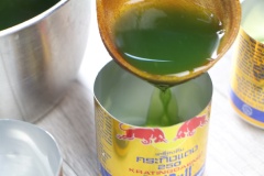 Chờ nước rau câu hơi nguội, đổ một lớp rau câu vào khuôn chờ cho se mặt lại thì cho phần bánh flan đã ủ lạnh vào giữa khuôn, sau đó đổ hỗn hợp rau câu lên trên cho ngập bánh và đầy khuôn. Để bánh ở ngoài một lúc cho nguội rồi cho tất cả vào trong tủ lạnh chừng 1 đến 2 tiếng cho bánh đông lại và giòn hơn.