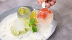 Lấy thạch bơ và thạch trái cây ra khỏi khuôn, chan thêm sữa dừa và đá bào nữa là các bạn đã có ngay món chè bơ thạch trái cây pha lê mát lạnh giải nhiệt ngày hè rồi đó. Món chè thật hấp dẫn bởi hương thơm và màu sắc bắt mắt, hòa quyện cùng vị béo ngậy từ bơ và nước cốt dừa, vị ngọt thanh của trái cây. Chắc chắn cả gia đình bạn sẽ thích mê luôn đó.