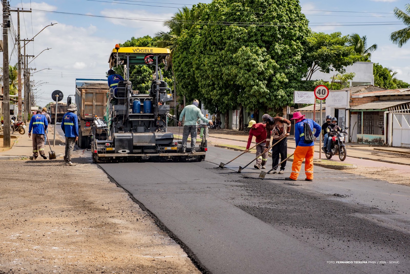 Operários da Prefeitura de Boa Vista realizam recapeamento asfáltico em trecho de 2 km na zona Oeste.