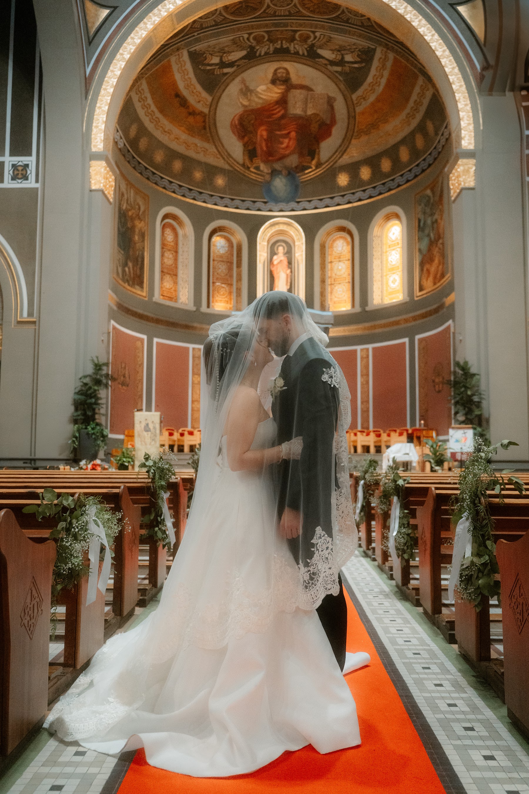 Judit y Rubén besándose en el altar el día de su boda