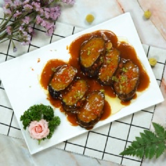 Mình rất thích những món ăn có cách làm đơn giản như món cà tím sốt thịt băm này. Cà chín mềm béo, quyện cùng sốt X.O có hương vị đặc trưng, màu sắc sáng bóng trông cũng ngon miệng.