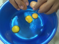 Tách vỏ 6 quả trứng gà, cho vào trong một cái thau rộng rãi (lấy luôn cả lòng trắng nhé). Khui nắp hộp sữa đặc và chế hết hộp sữa vào thau trứng gà. Cắt 2 bịch sữa tươi rồi đổ vào cùng trứng (mỗi bịch sữa là 300ml, mình trộn 2 bịch vậy là 600ml bạn nhé). Dùng phới lồng đánh cho đều đến khi hỗn hợp hòa tan và quyện đều vào nhau. Trút vào hỗn hợp trứng 1 ống vani, khuấy đều lên.