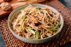 Cho thịt gà xào ra dĩa rồi thưởng thức cùng với cơm nóng. Món gà xào giá đỗ này vừa đơn giãn, dễ làm và hương vị cực kì ngon, đậm đà và thanh mát. Bữa cơm gia đình sẽ ngon miệng hơn khi có món này đó.