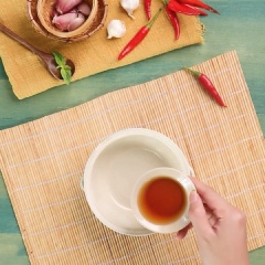 Trong 1 tô nhỏ, trộn đều 1 muỗng canh nước mắm, 1 muỗng canh dầu hào, 2 muỗng canh nước tương, 1 muỗng canh đường.