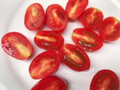 Cà chua bi được làm sạch và cắt đôi. Hãy chắc chắn để sử dụng một quả cà chua nhỏ, không phải là một quả cà chua lớn thay vào đó, nếu không nó sẽ có mùi vị xấu!