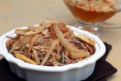 Xếp rau dưới đáy tô, cho bún, bì. Nếu không kiêng hành thì cho ít mỡ hành lên nữa sẽ càng ngon hơn. Món này dùng kèm với nước chấm đã pha và trộn cùng rau thơm cắt nhỏ.