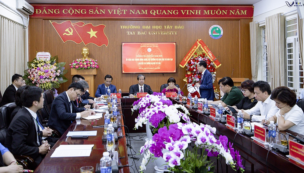Đồng chí Nguyễn Kim Sơn,  Bộ trưởng Bộ Giáo dục và Đào tạo đến thăm và làm việc tại Trường Đại học Tây bắc