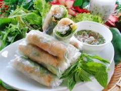Bày trí ra đĩa, chấm cùng nước chấm đã pha là có thể thưởng thức. Món này ăn sáng hay các bữa ăn chính trong ngày đều tuyệt.