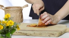 Rửa sạch vỏ khoai tây. Cắt mỏng sau đó ngâm cùng nước muối pha loãng.