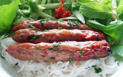 Xếp nem nướng thơm ngon ra dĩa, trét mỡ hành, xung quanh có bún tươi + xà lách + các loại rau thơm + dưa leo và khóm. Dọn nem nướng ăn cùng bún mắm nêm, hoặc cuốn bánh tráng rau sống là ngon hết sẩy luôn nhé.