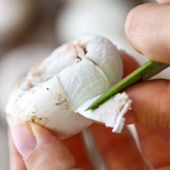 Nấm mở rửa sạch, bỏ chân. Dùng một cái dao nhọn tách lớp vỏ xơ bên ngoài của nấm mỡ, cẩn thận không làm vỡ nấm nhé. Trộn đều phô mai, bơ lạt, tỏi băm, muối, tiêu rồi cho vào ruột nấm mỡ.