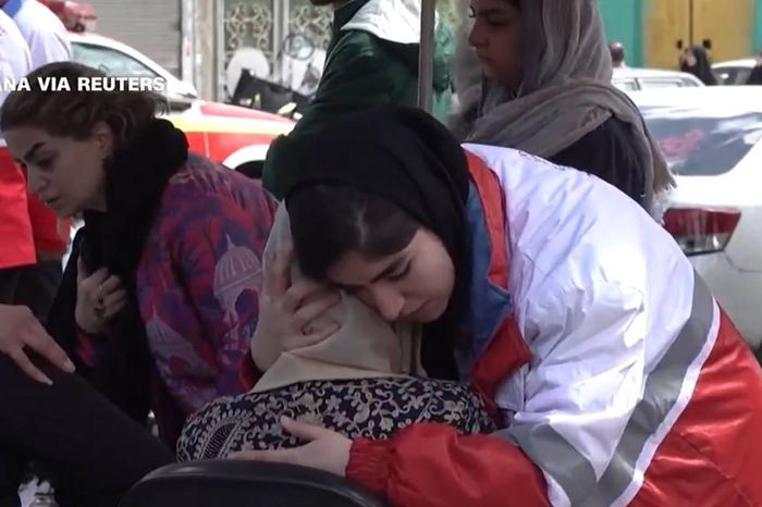 Lính cứu hộ gục ngã trước thi thể người thân ở Iran - Tạp chí Tri thức