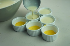 Cho hỗn hợp kem trứng vào chén(hũ) đựng đã có caramel. Để hỗn hợp bánh flan đậu hũ non nghỉ 10 phút cho tan hết bọt khí