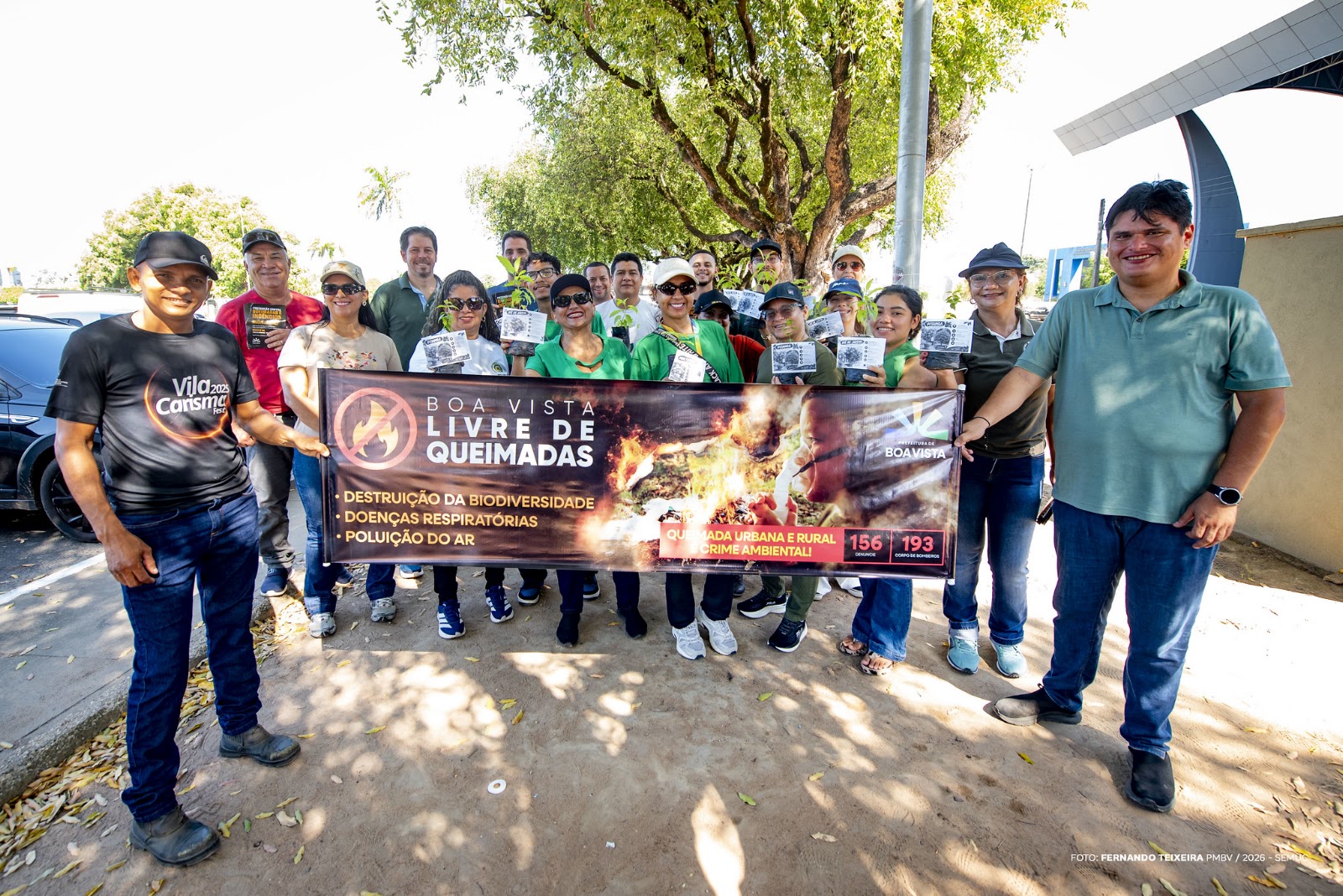 Mudas de ipê e espécies frutíferas organizadas para doação gratuita à comunidade durante evento ambiental em Boa Vista.