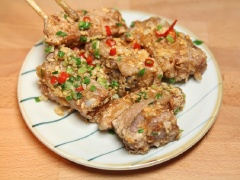 Chỉ mất 30 phút, bạn đã có ngay đĩa sườn chiên tỏi ớt lạ miệng, đưa cơm rồi đấy. Còn chần chừ gì nữa, cùng trổ tài để đãi cả nhà thôi.