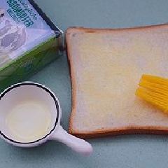 Quét bơ đã đun chảy lên bề mặt bánh mì sandwich, đặt phô mai lát lên trên. Tiếp tục rải thêm bắp và đậu hà lan, cà rốt đã ráo nước, rắc thêm xúc xích đã cắt nhỏ. Phủ lên sau cùng là phô mai mozzarella, nếu muốn ăn thêm rau củ, có thể cho thêm phía trên.