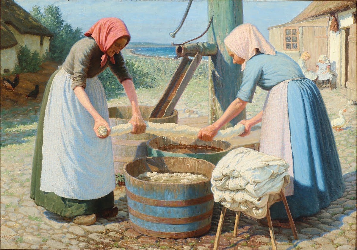 Et par bondekoner vasker tøj på gårdspladsen