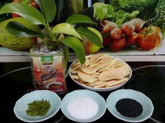 Khoai lang gọt vỏ, rửa sạch, ngâm với nước cho ra bớt chất nhựa, sau đó thái khoanh theo ý thích. Cho vào chén nhỏ 2 muỗng canh đường trắng và nửa muỗng cà phê bột quế Vianco rồi trộn đều.