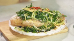 Trải hành lá đã trụng qua dầu ăn lên mặt cá, gừng và ớt xắt sợi xếp lên mặt. Sau đó đổ dầu trụng hành lên mặt cá.cuối cùng vớt hành lá ngâm trong chén ra bỏ đi và rưới xì dầu xung quanh con cá.