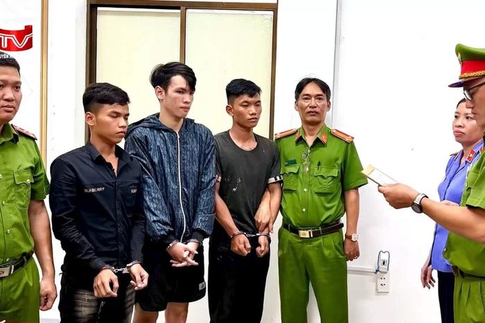 Bắt khẩn cấp 3 thanh niên dùng mũ bảo hiểm đánh người ở TP.HCM - Chuyên trang An Ninh Thủ Đô - Báo Công an nhân dân