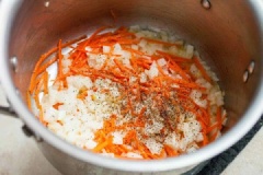 Hành tây và cà rốt làm sạch, thía nhỏ. Bông cải xanh cắt nhỏ, rửa sạch. Bắc nồi nước lên bếp, đun sôi, thả bông cải xanh vào luộc trong khoảng 2-3 phút. Bắc chảo lên bếp, cho bơ vào đun nóng, sau đó thả cà rốt, hành tây, muối và tiêu vào xào.