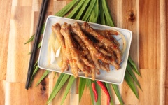 Tắt lửa nào, bắt đầu chiêu đãi bao tử. Phải đảm bảo là nước sốt sền sệt quện vào gà nhé. Ăn cay cay, cực ngon luôn. Thêm 1 lon bia với món này nhâm nhi ngày oi bức là tuyệt cú mèo.